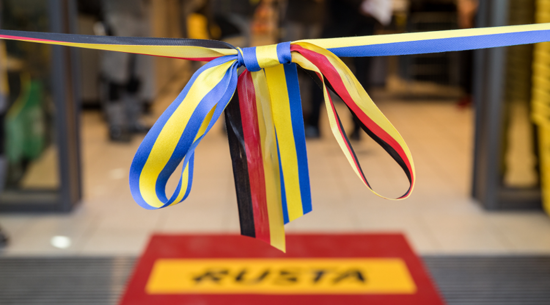 Ett tysk-svenskt invigningsband framför Rustas första tyska filial