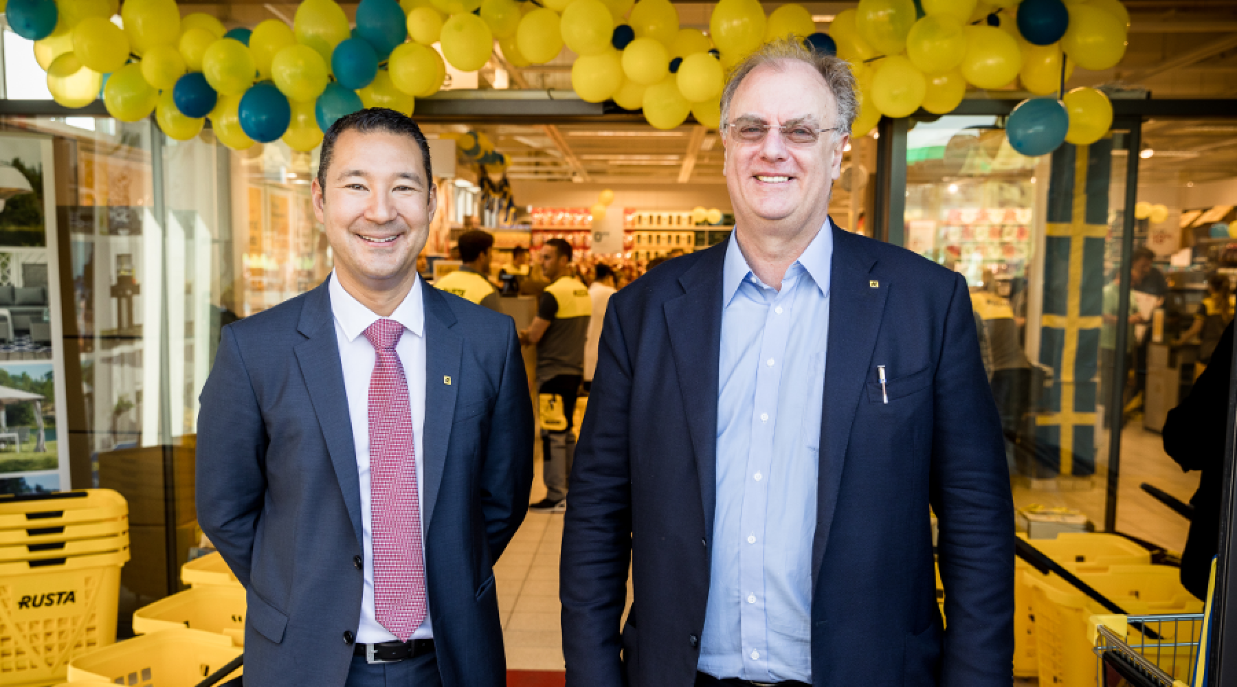 Göran Westerberg und Anders Forsgren vor der Rusta-Filiale in Lübeck