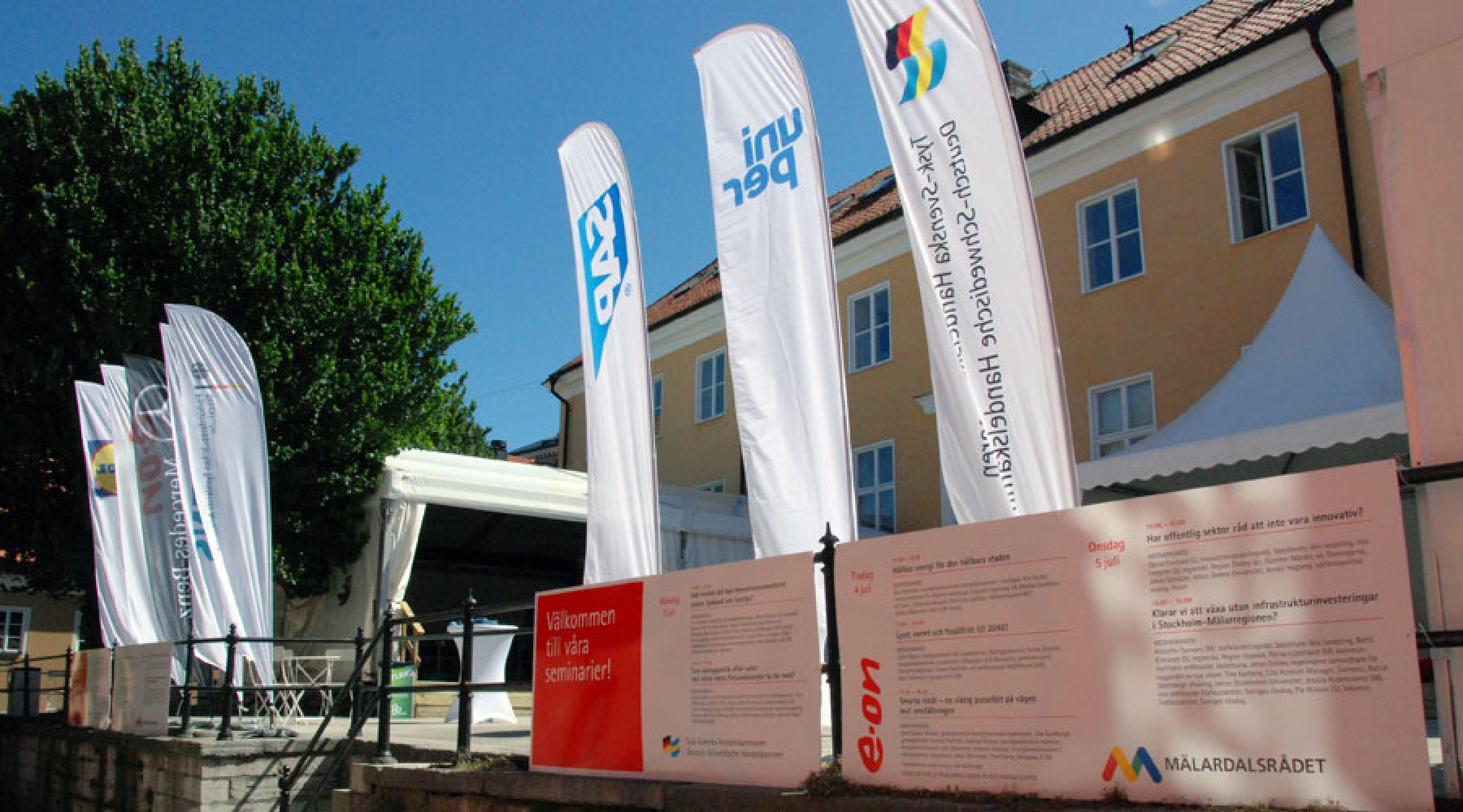 Beachflaggor utanför Tysk-Svenska Handelskammarens tält