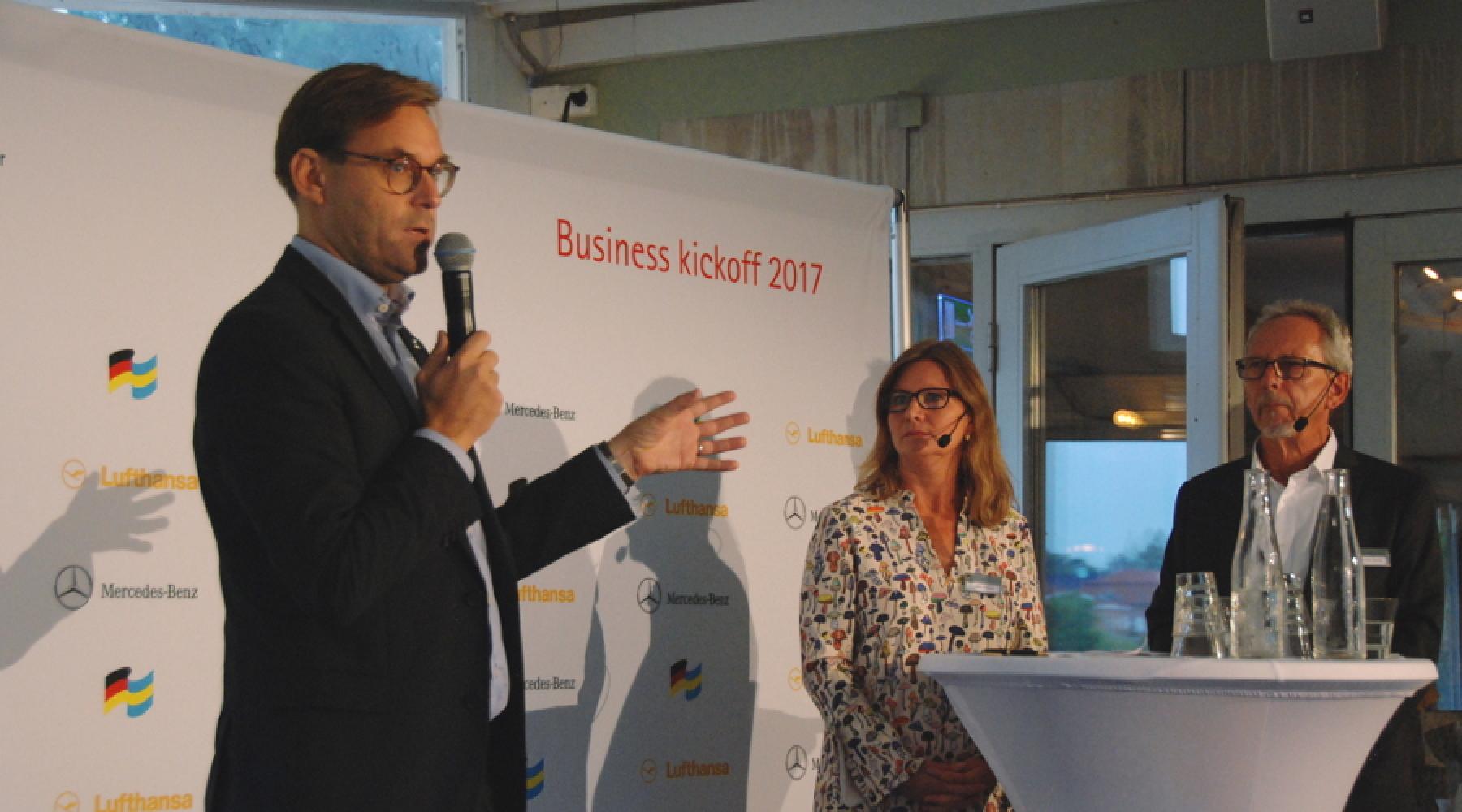 Fredrik Wahrolén, Mercedes-Benz Schweden, mit Malin Johansson und Karl-Heinz Gössling, Deutsch-Schwedische Handelskammer