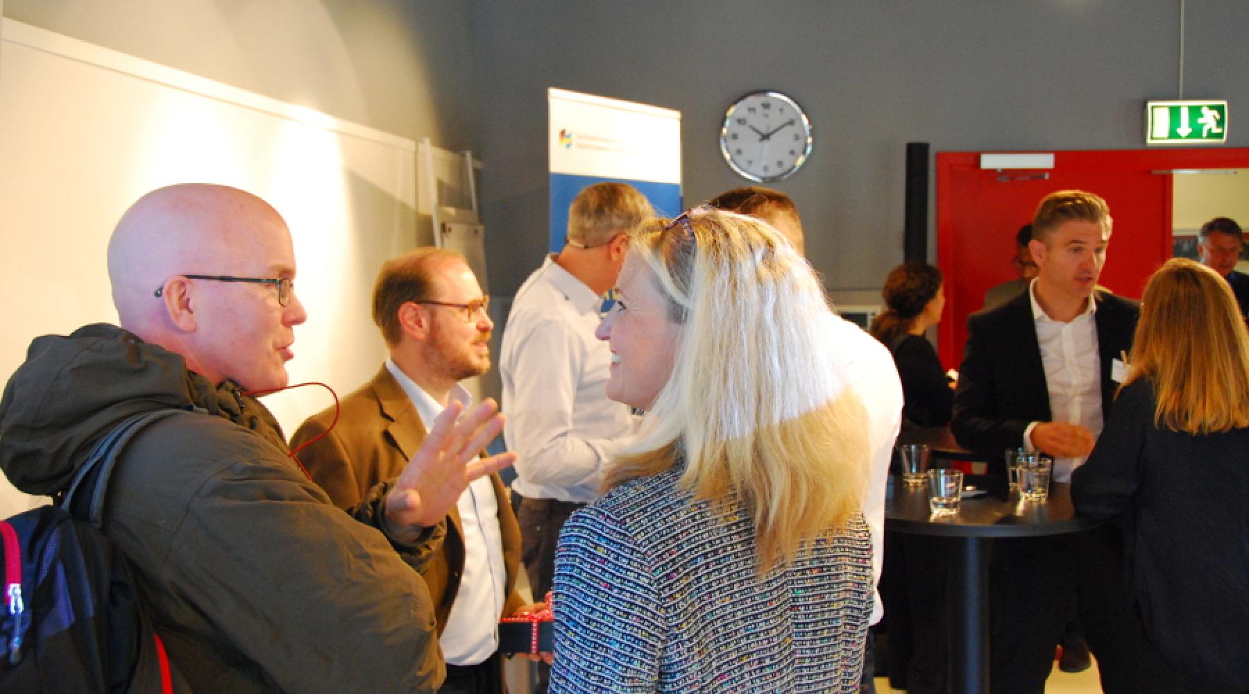 Seminariedeltagare i samtal i handelskammarens seminarierum