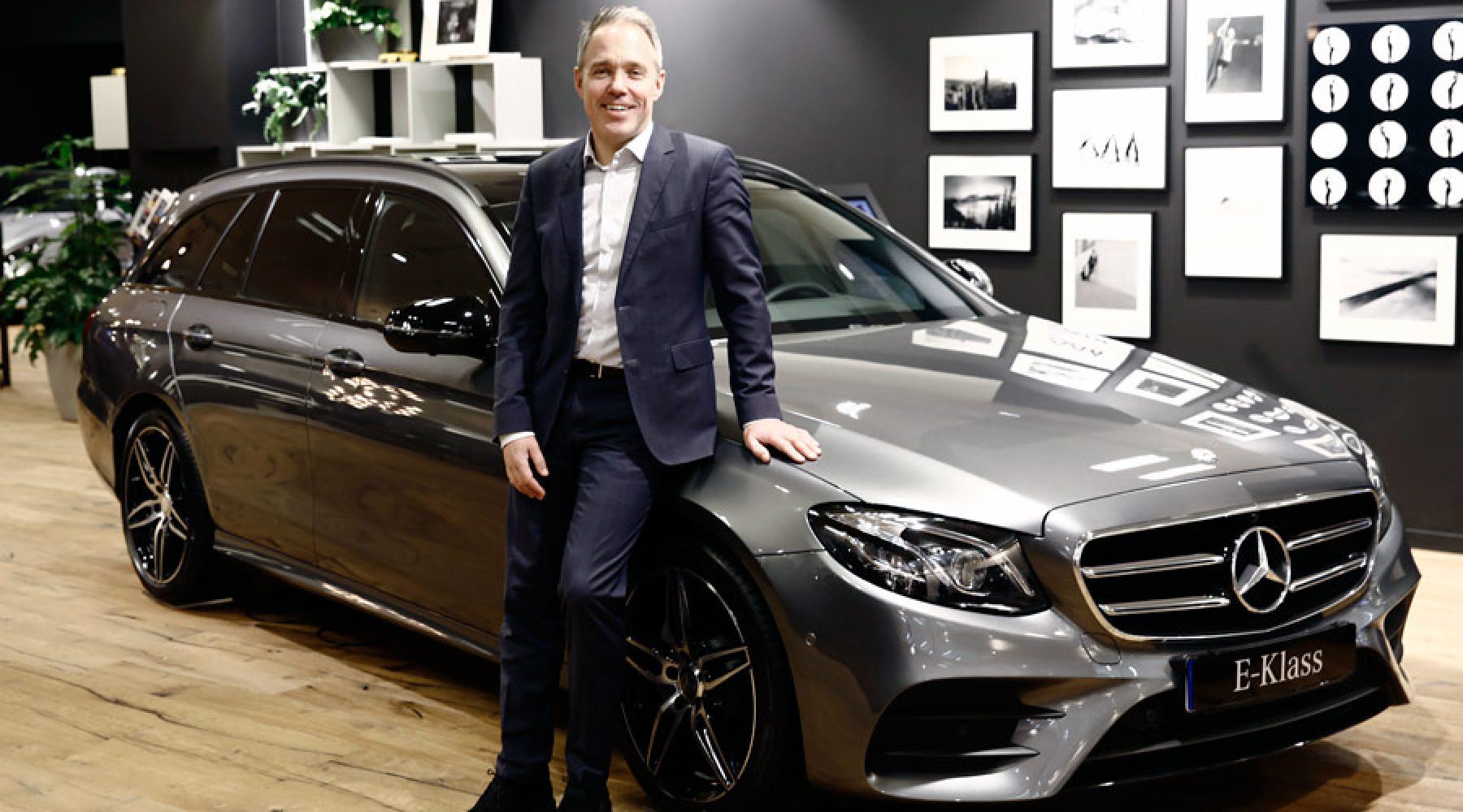 Kent Jonsson steht vor einer E-Klasse von Mercedes-Benz