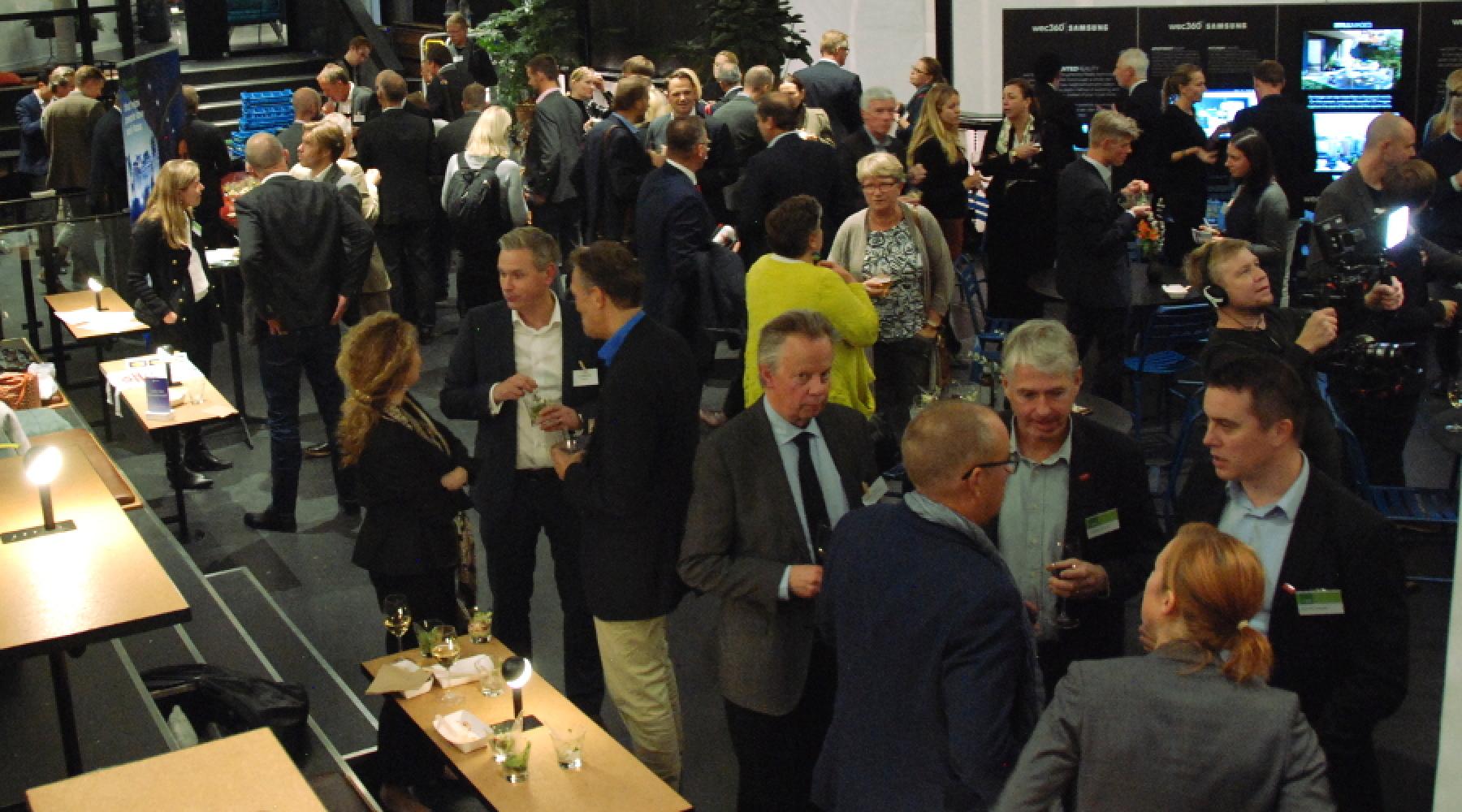 Många människor står och samtalar med varandra på minglet efter seminariet om hållbarhet och innovation på Epicenter.