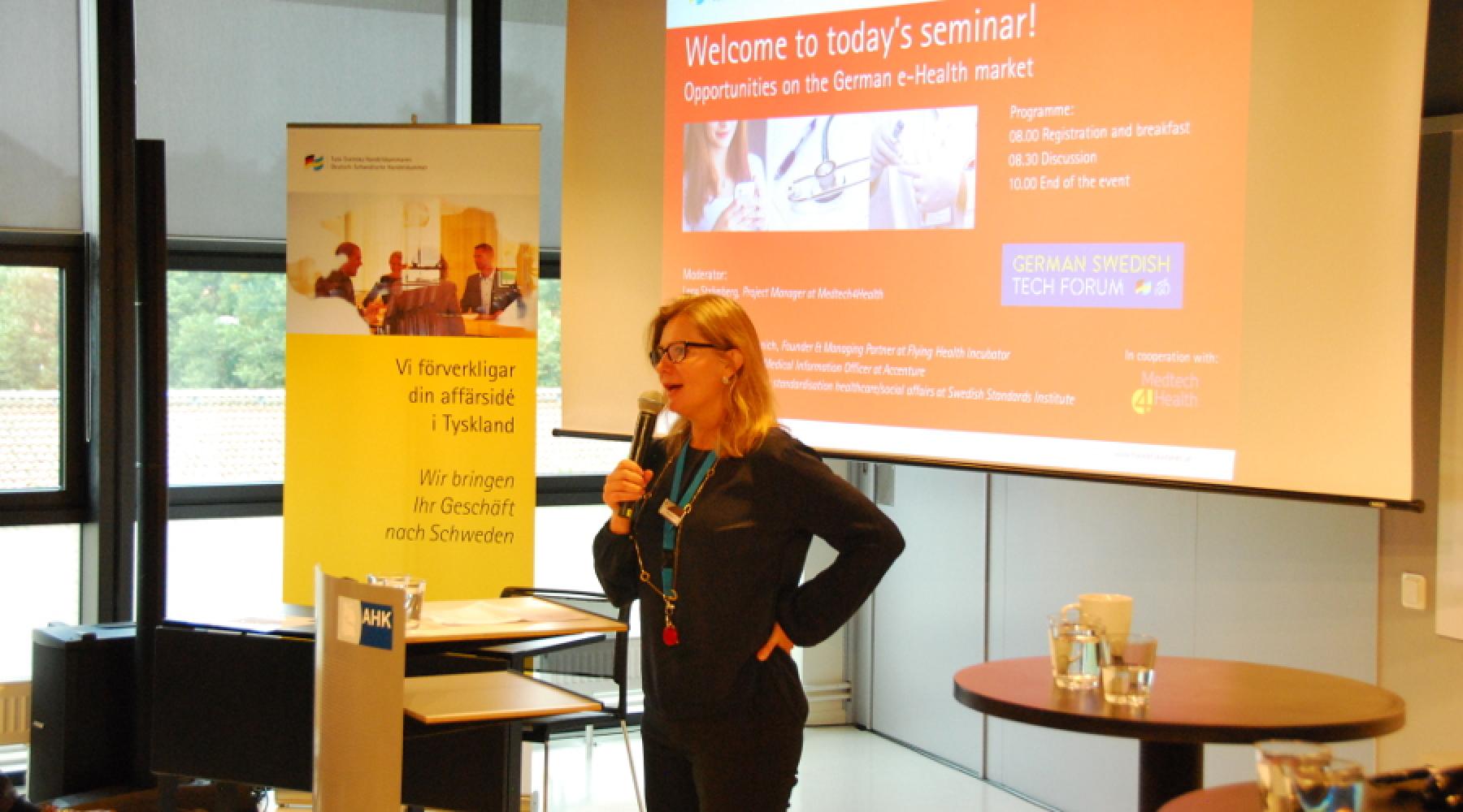 Malin Johansson begrüßt die Teilnehmer des E-Health-Seminars