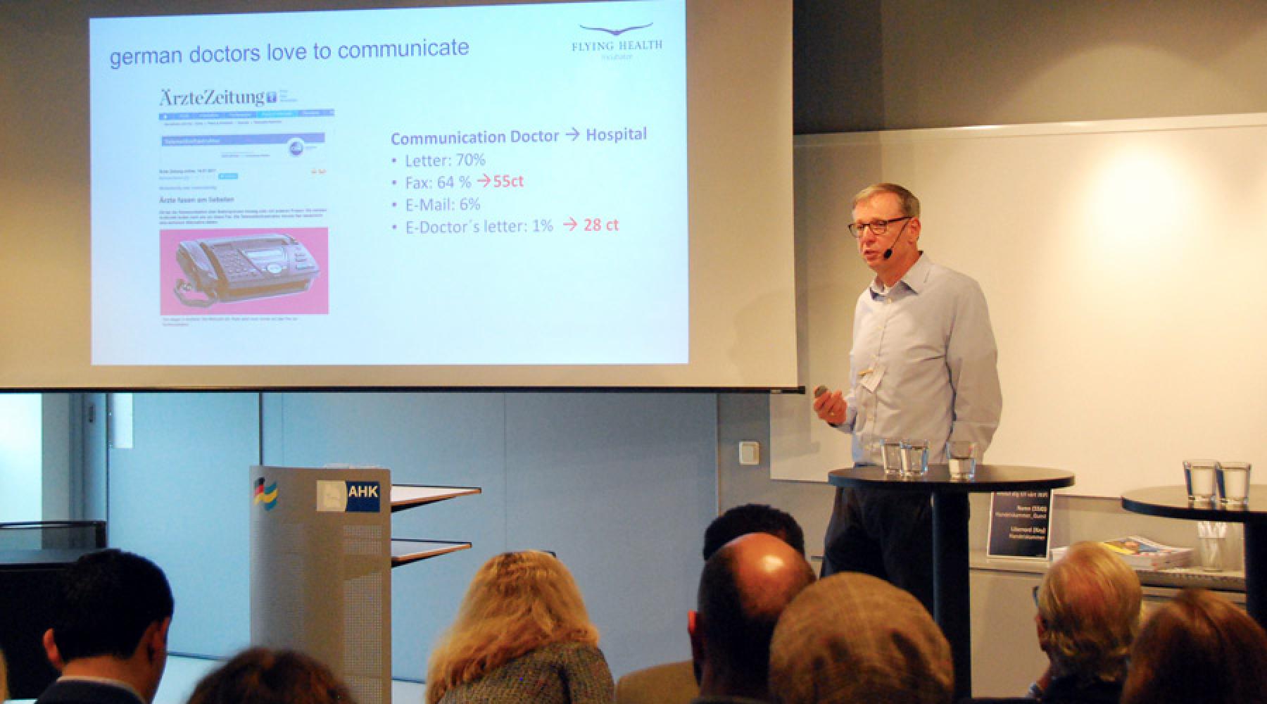Markus Müschenich mit seiner Powerpoint-Präsentation während des E-Health-Seminars
