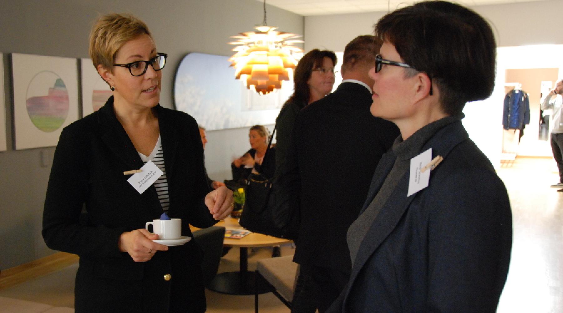 Minglande gäster på Tysk-Svenska Handelskammarens ledarskapsseminarium i Malmö