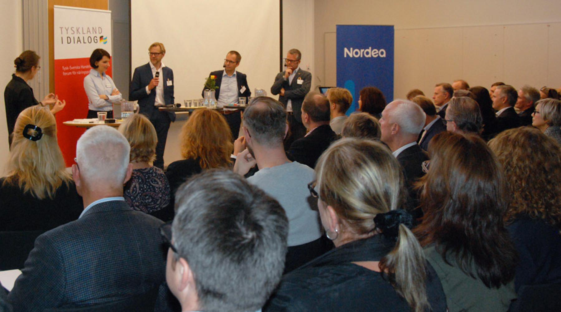 Bild på panelen och publiken på Tysk-Svenska Handelskammarens ledarskapsseminarium i Malmö