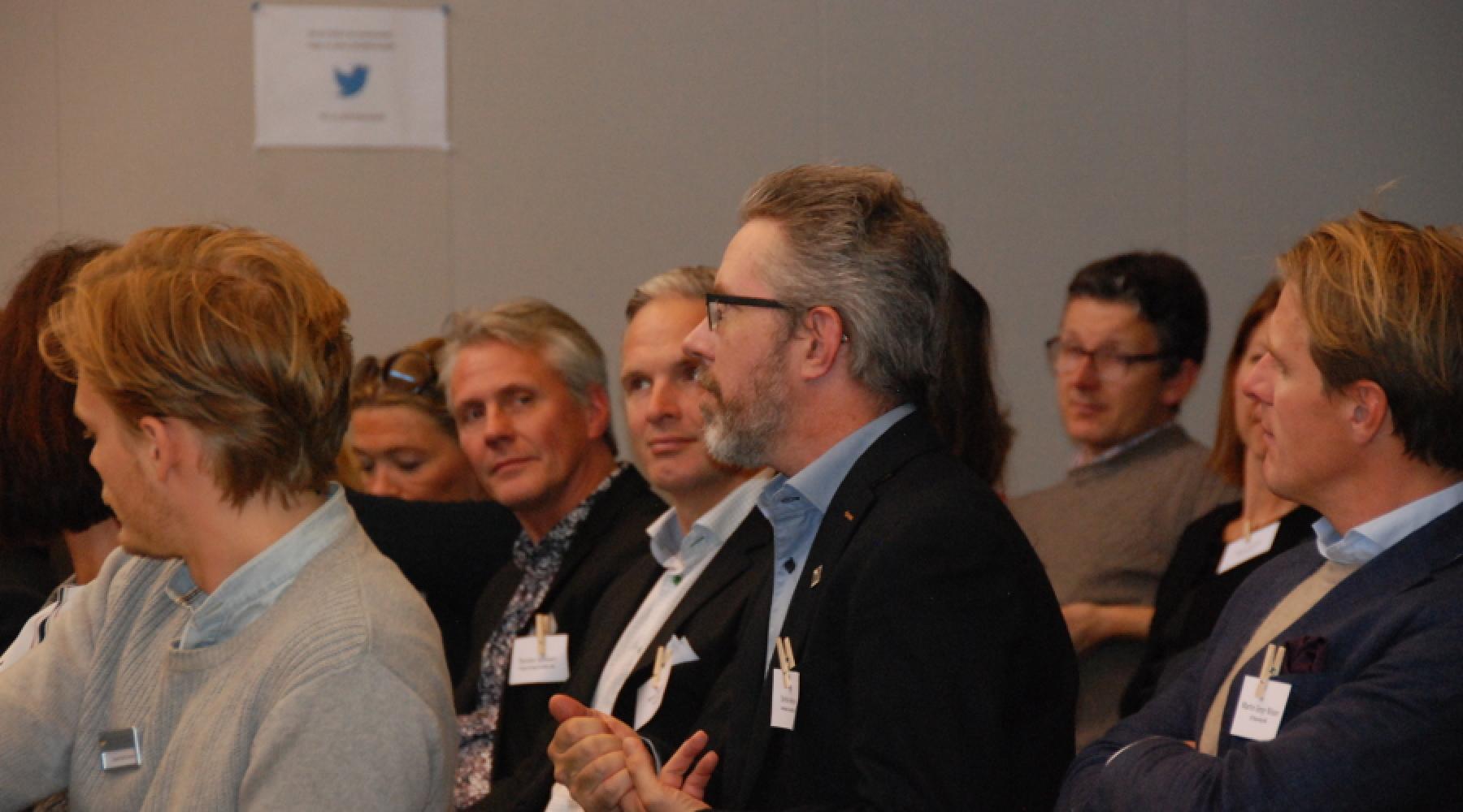 En deltagare på Tysk-Svenska Handelskammarens ledarskapsseminarium i Malmö ställer en fråga.