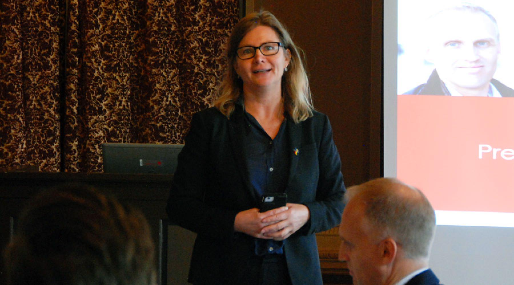 Malin Johansson välkomnar deltagarna på PremiumPartner-lunchen