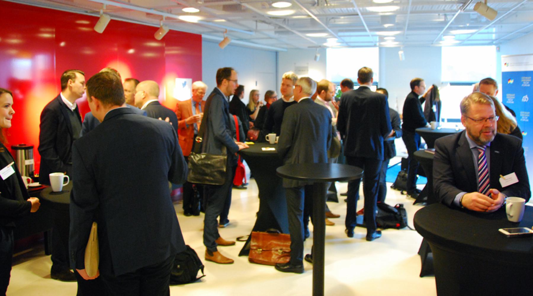Deltagarna på German Swedish Tech Forum-seminariet på Tysk-Svenska Handelskammaren minglar med varandra.