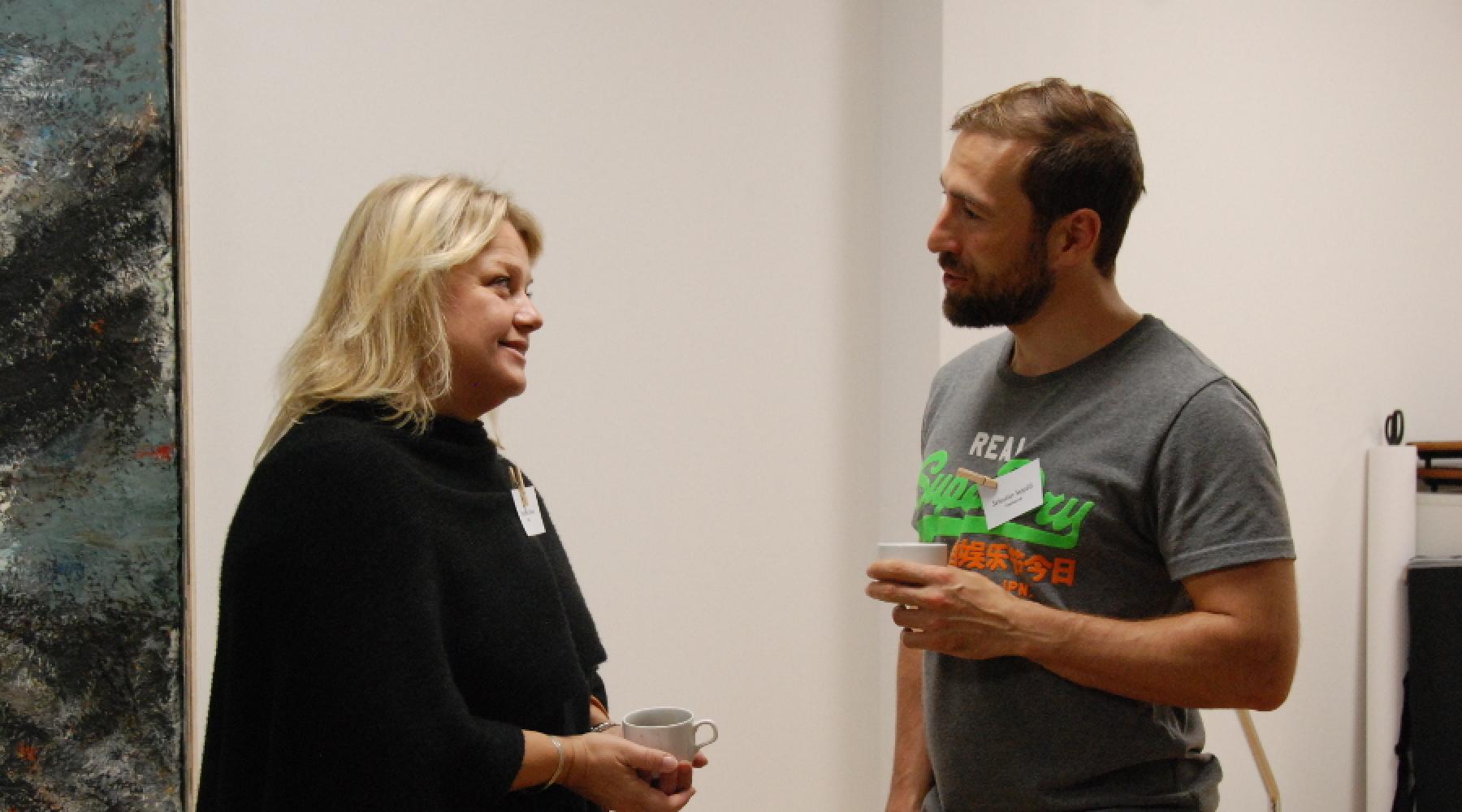 Zwei Gäste des Management-Seminars der Deutsch-Schwedischen Handelskammer in Malmö im Gespräch