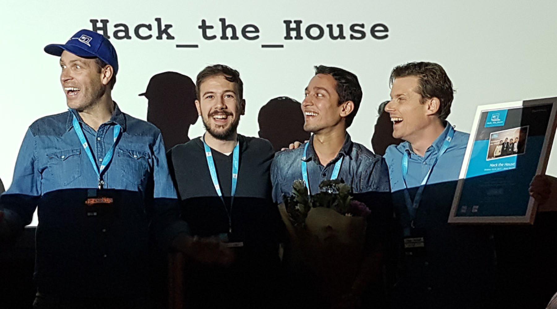 Teamet från IQ Chef tar emot priset som vinnare av Hack the House.