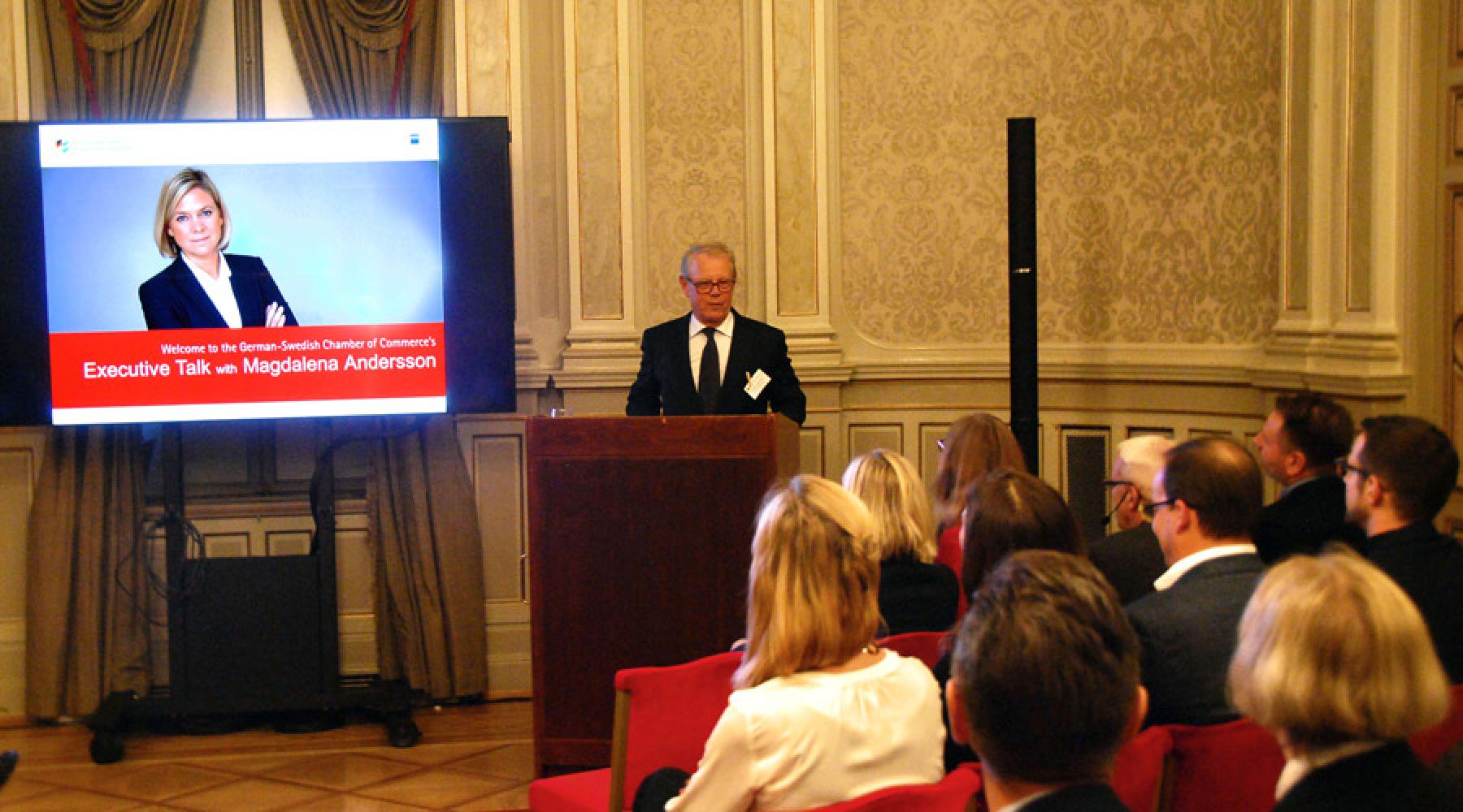 Staffan Bohman begrüßt die Teilnehmer des Executive Talk im Stockholmer Grand Hôtel.