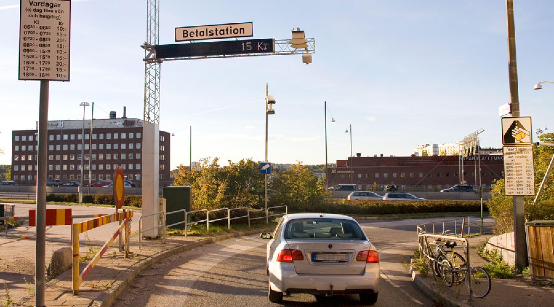 En bil kör förbi en betalstation för trängselskatt i Stockholm.