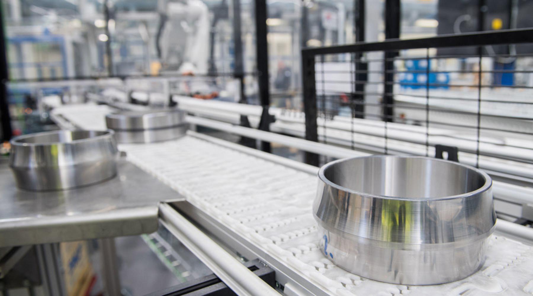 En innering till ett rullager på ett löpande band i SKF:s nya automatiserade fabrik