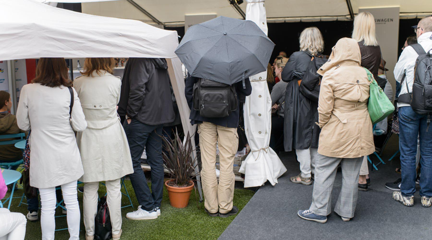 Besökare i regnet på Tysk-Svenska Handelskammarens seminarium i Almedalen 2018