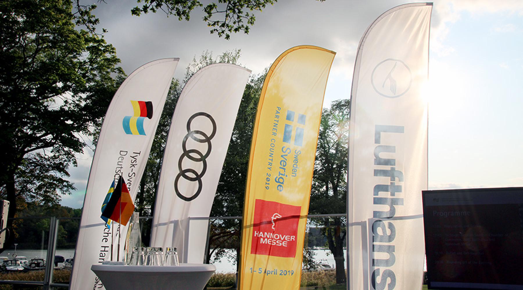 Fahnen der Partner Audi, Hannover Messe und Lufthansa auf dem Business Kick-off der Deutsch-Schwedischen Handelskammer 2018