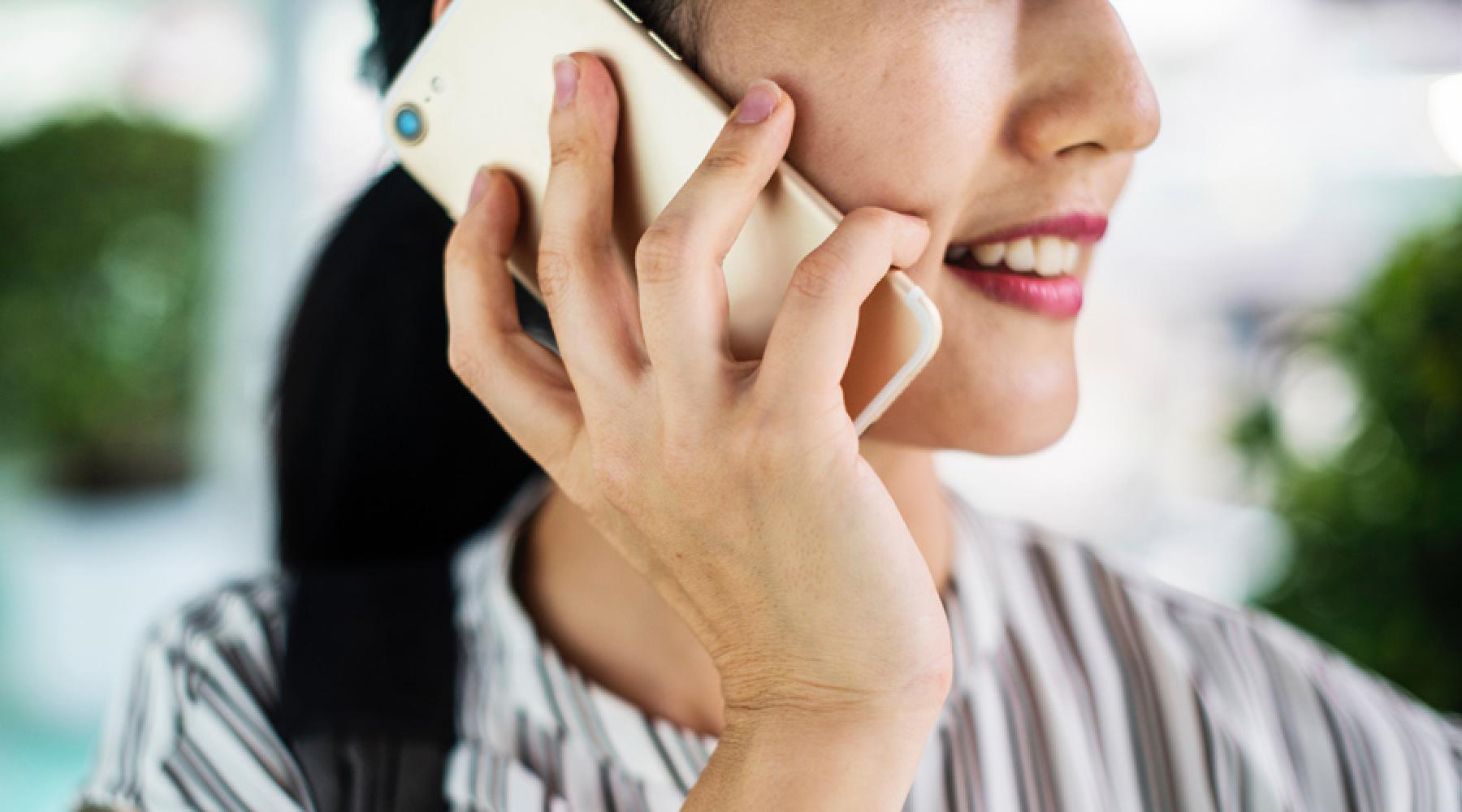 Eine Frau führt ein Telefongespräch über ihr Smartphone