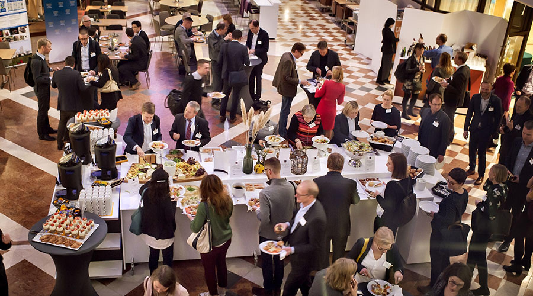 Buffet und Teilnehmer des Seminars „Erneuerbare Rohstoffe für die Industrie“ der Deutsch-Schwedischen Handelskammer und BASF