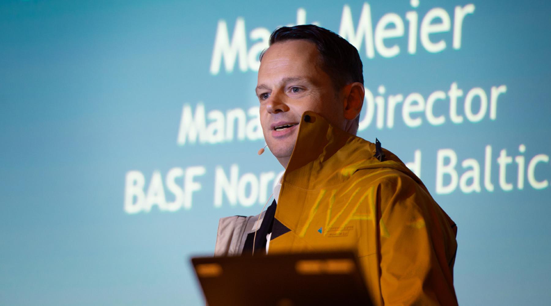 Mark Meier, iklädd en gul Klättermusen-jacka, på Tysk-Svenska Handelskammarens och BASF:s seminarium "Förnybara material för industrin till nästa nivå"