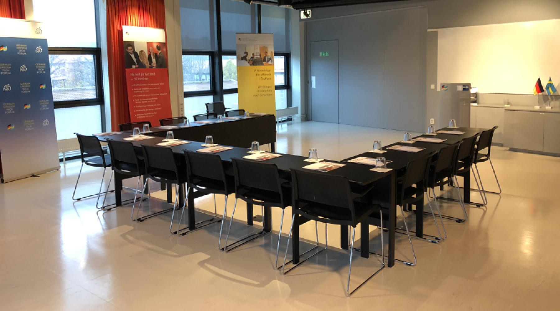 Möblering med U-sittning i seminarierummet hos Tysk-Svenska Handelskammaren i Stockholm.
