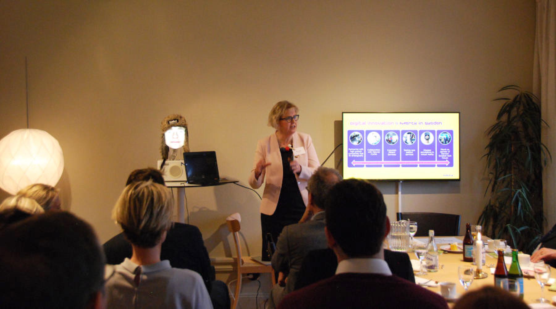Bettina Bauer, Merck, beim DSHK-Lunch der Deutsch-Schwedischen Handelskammer im Showroom von Gärsnäs