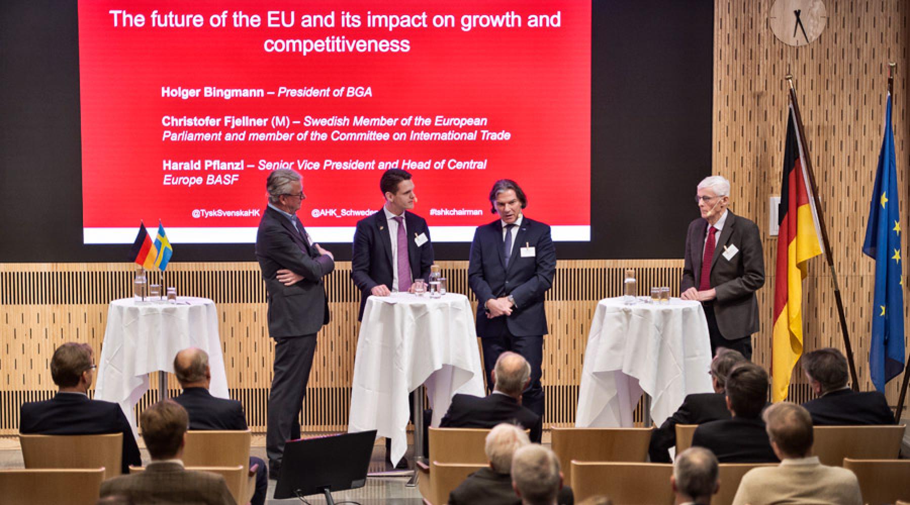 Holger Bingmann, Christofer Fjellner, Harald Pflanzl och Ulf Wickbom på scenen på Tysk-Svenska Handelskammarens Chairman's New Year Reception 2019.