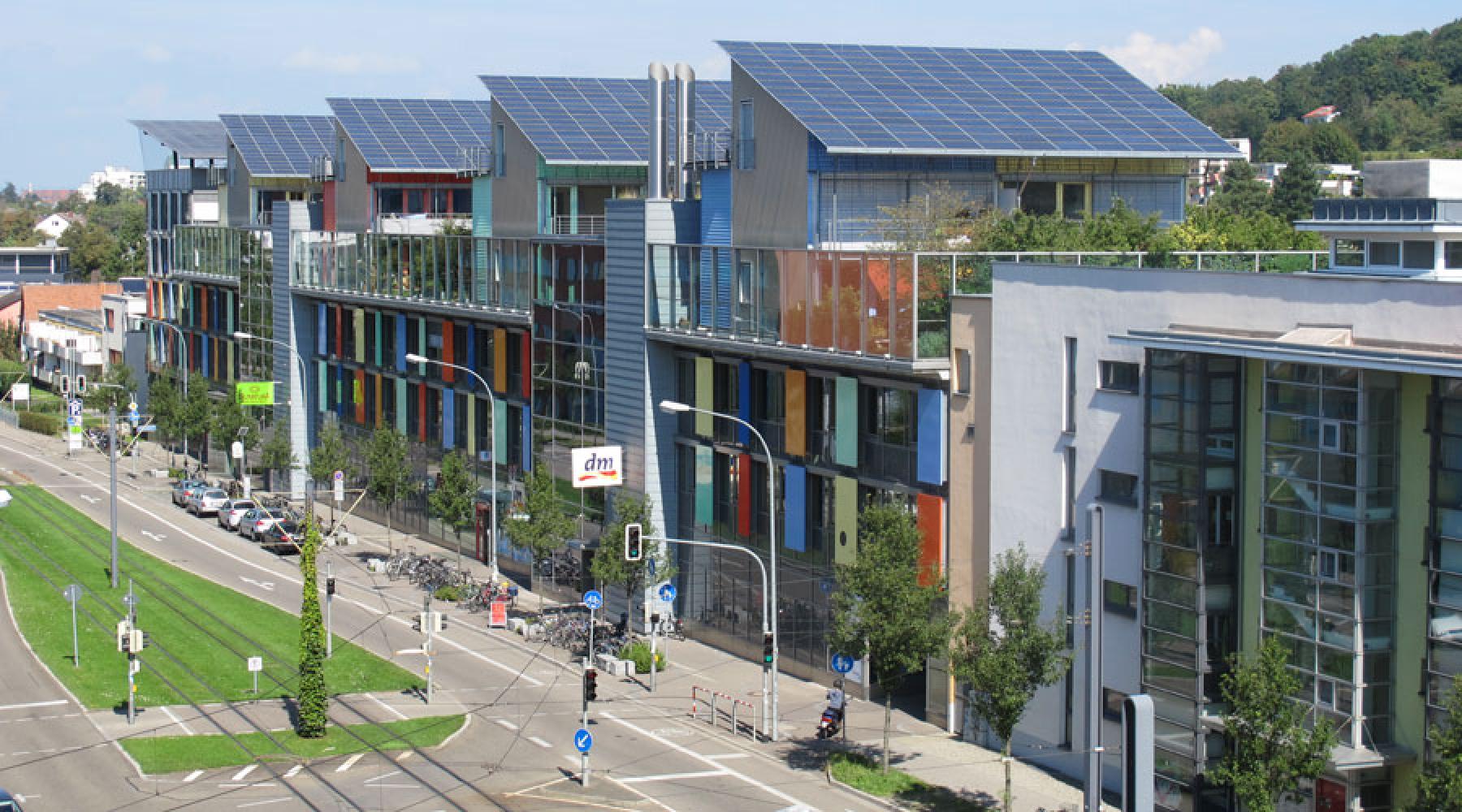 Eine Straße im Freiburger Stadtteil Vauban