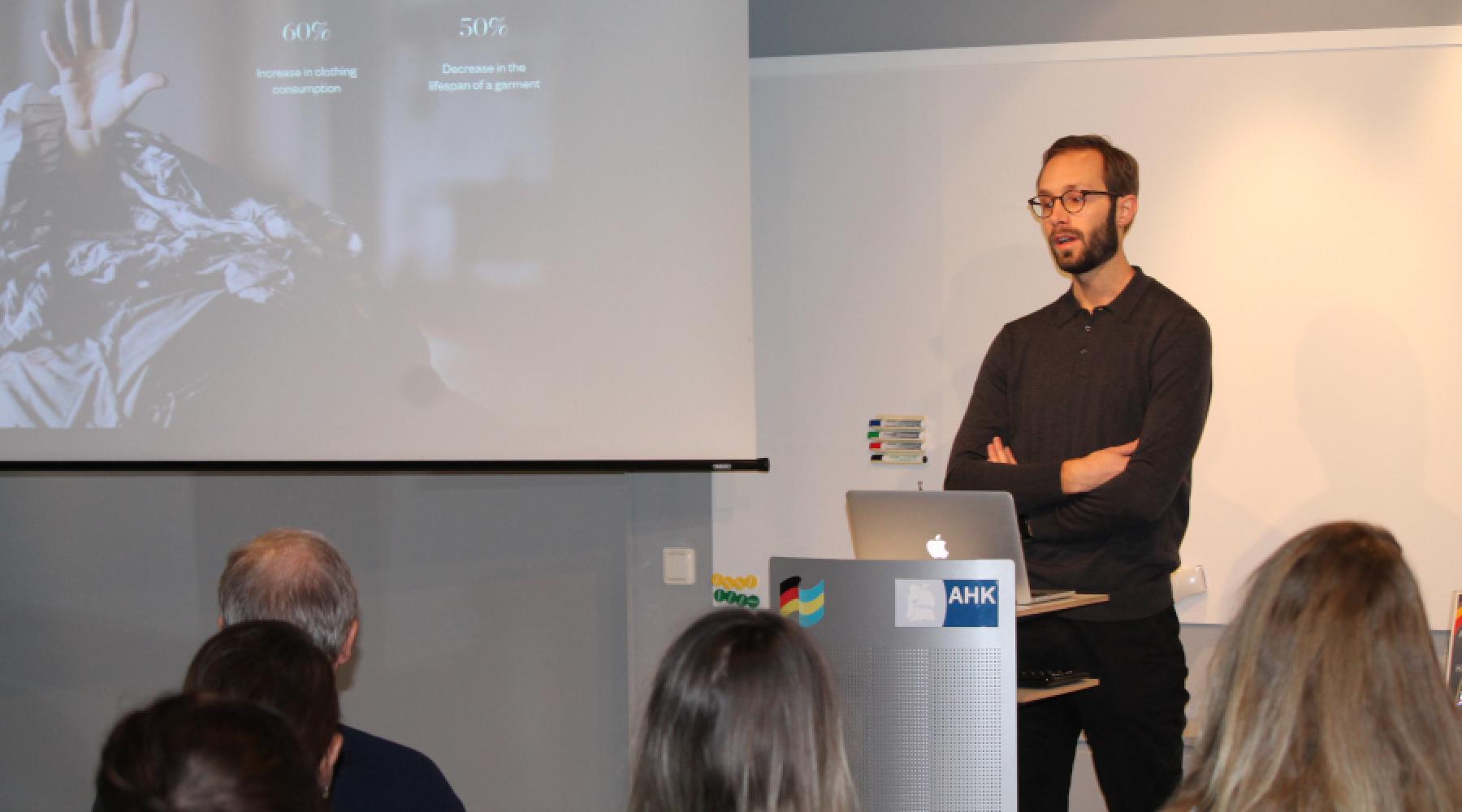 Jakob Dworsky von Asket bei einem Frühstücksseminar der Deutsch-Schwedischen Handelskammer in Stockholm