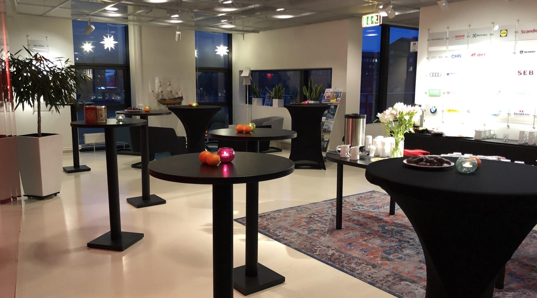 Ein gedeckter Stehtisch und ein Frühstücksbuffet im Foyer der Deutsch-Schwedischen Handelskammer in Stockholm