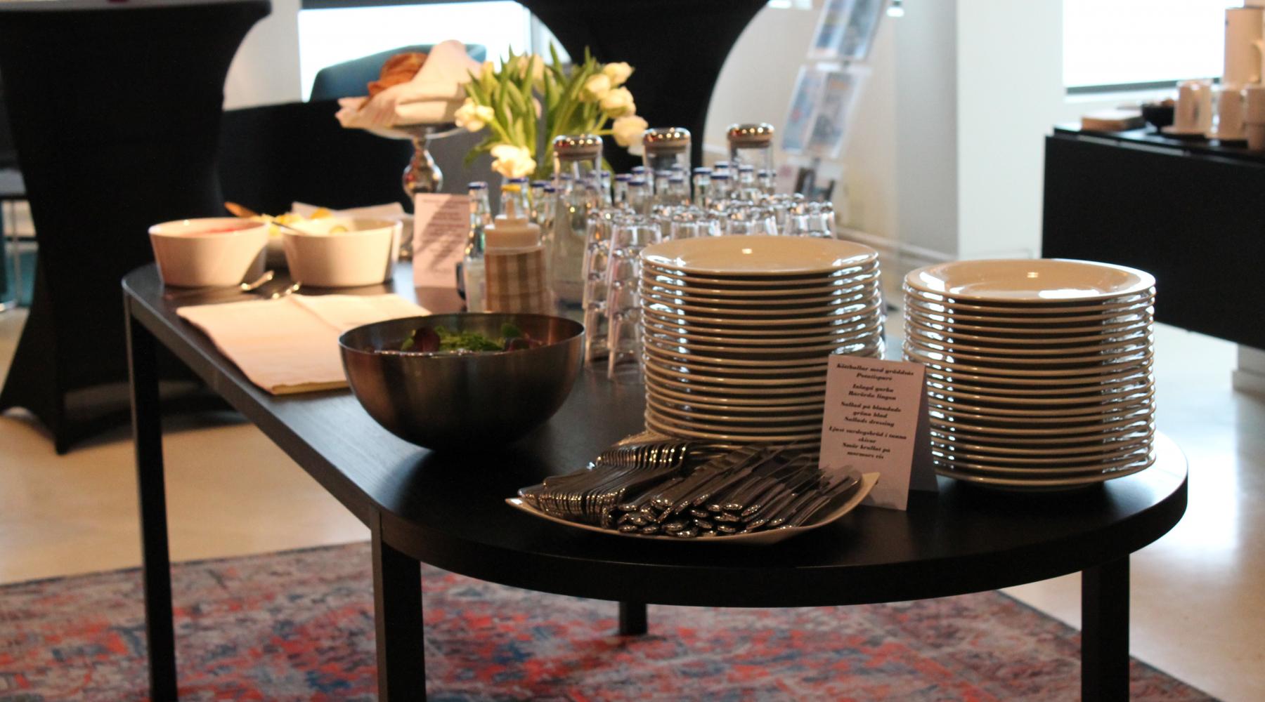 Ein gedeckter Tisch mit Buffet steht im Foyer der Deutsch-Schwedischen Handelskammer in Stockholm