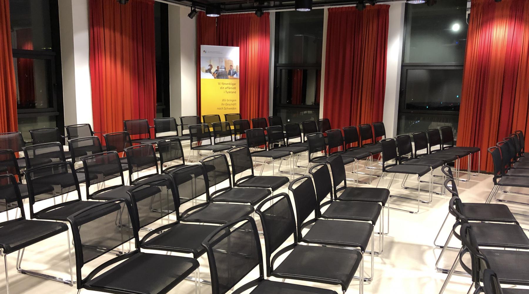 Stolar på rad i biosittning står uppställda i Tysk-Svenska Handelskammarens seminarierum i Stockholm.