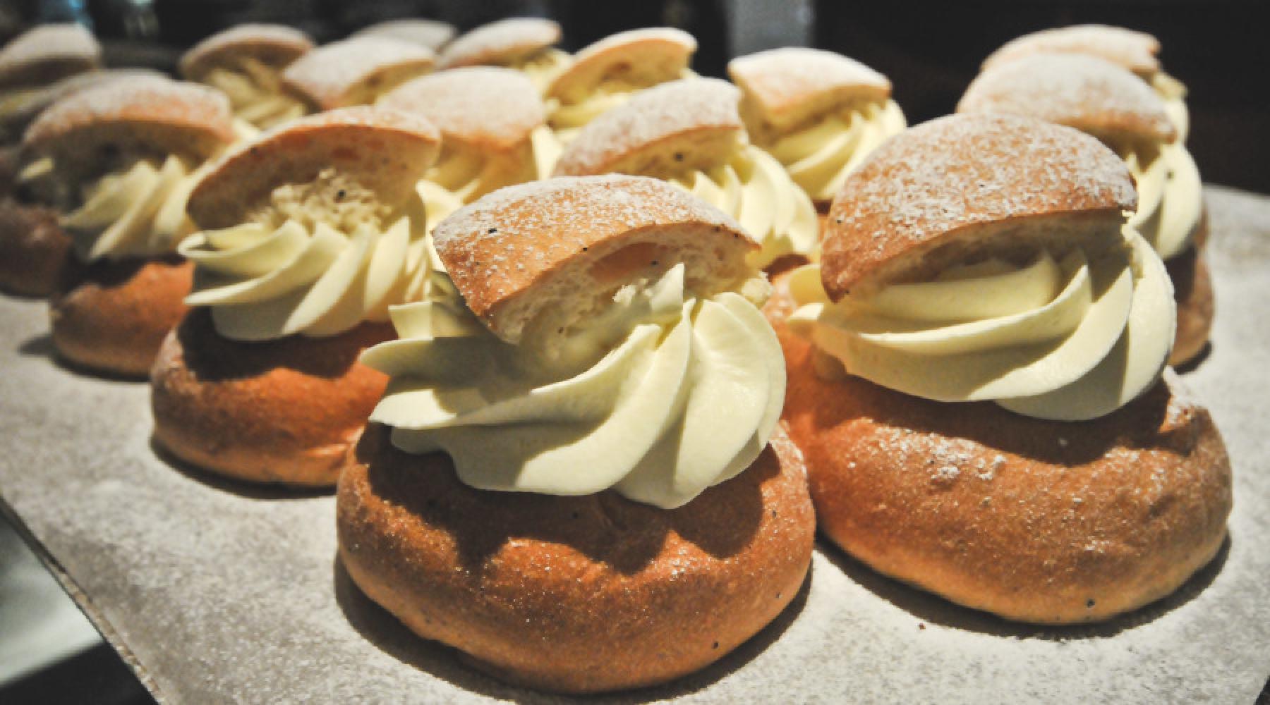 Klassische Semlor Mehrere Semlor auf einem Tablett