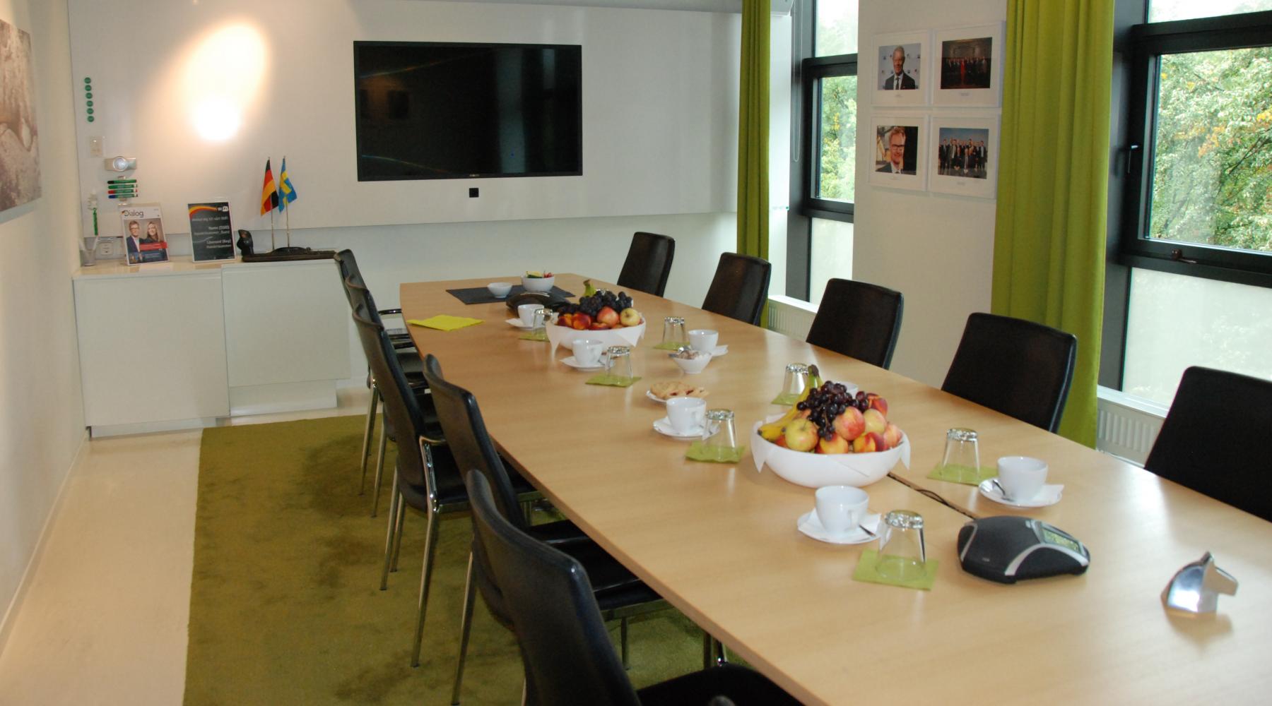 Tolv stolar står runt ett konferensbord i Tysk-Svenska Handelskammarens styrelserum i Stockholm.
