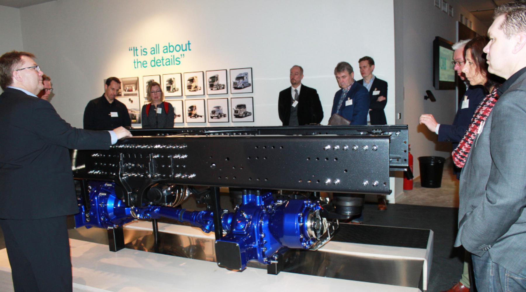 Besucher schauen sich bei einem Studienbesuch der Deutsch-Schwedischen Handelskammer bei Volvo Group Trucks in Göteborg einen Motor bei einer Ausstellung an