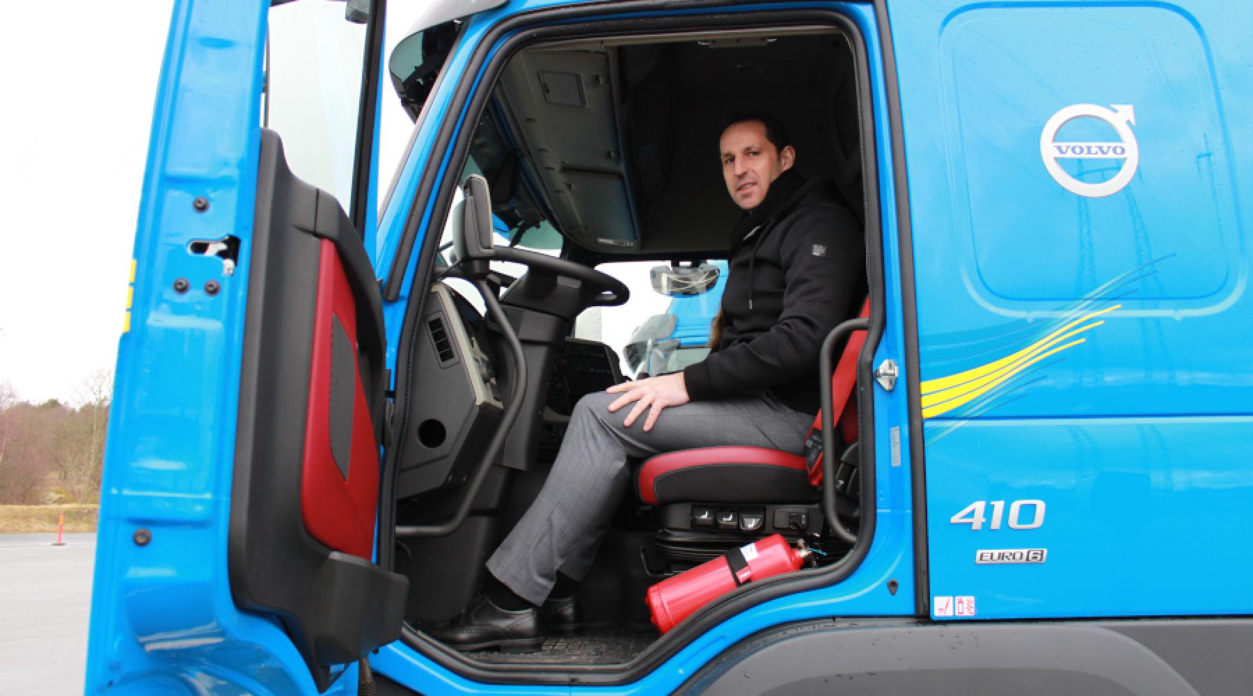 Ein Besucher beidem Studienbesuch der Deutsch-Schwedischen Handelskammer bei Volvo Group Trucks in Göteborg in einem Truck