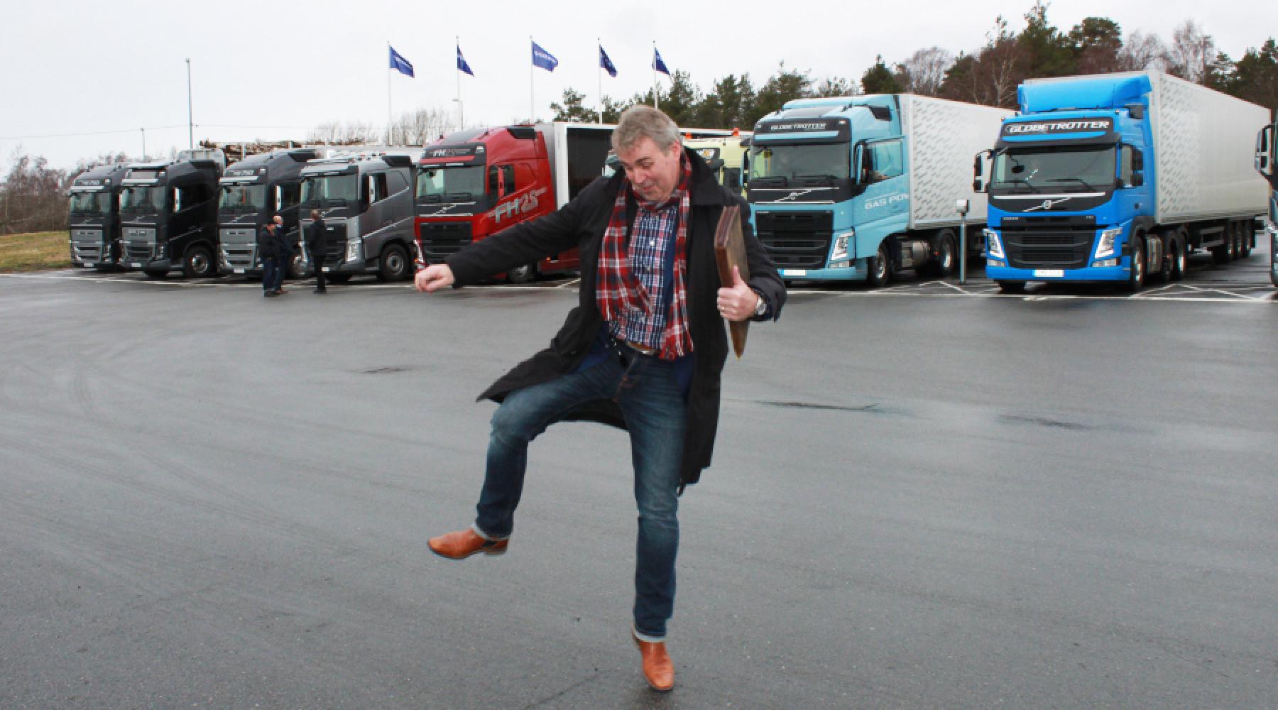 Ein erfreuter Besucher vor einigen Trucks im Volvo Group Trucks Experience Center in Göteborg bei einem Studienbesuch der Deutsch-Schwedischen Handelskammer in Göteborg
