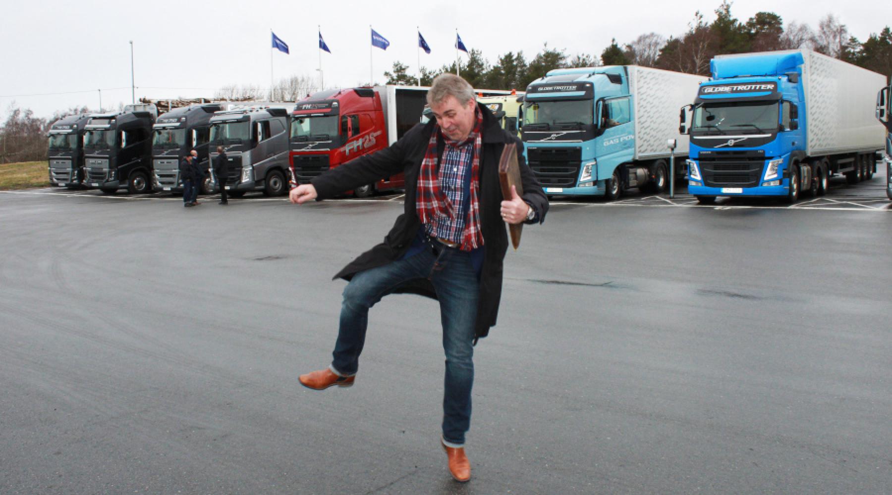 Glad deltagare med några lastbilar på Tysk-Svenska Handelskammarens studiebesök på Volvo Group Trucks i Göteborg