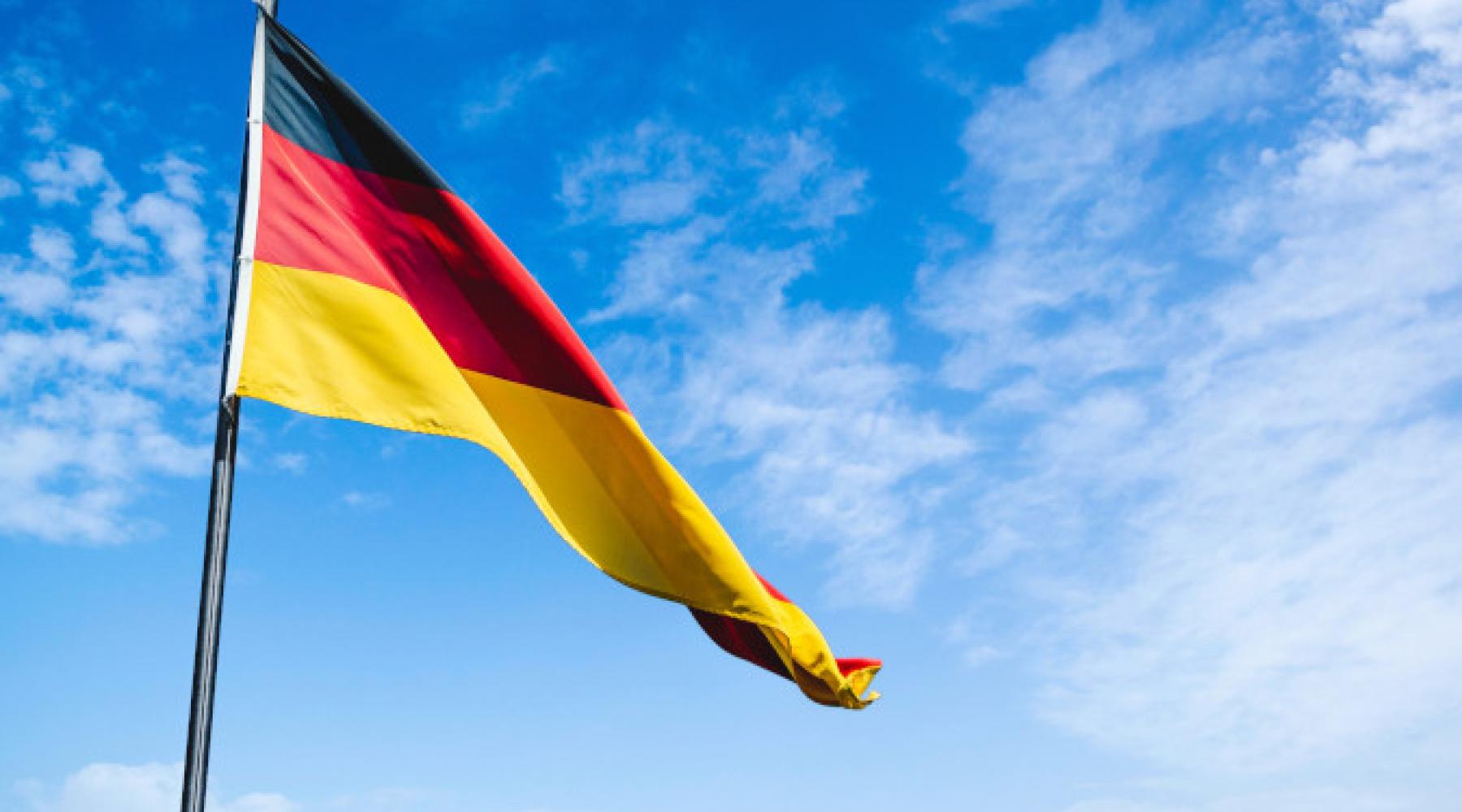 En tysk flagga, blå himmel på Tysk-Svenska Handelskammarens hemsida