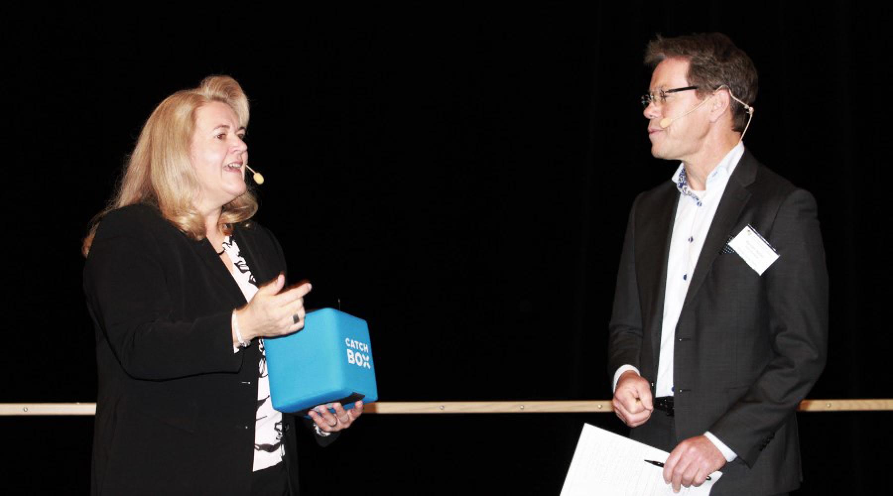 Andrea Fuder und Karsten Keller sprechen zusammen bei einem Studienbesuch der Deutsch-Schwedischen Handelskammer bei Volvo Group Trucks in Göteborg