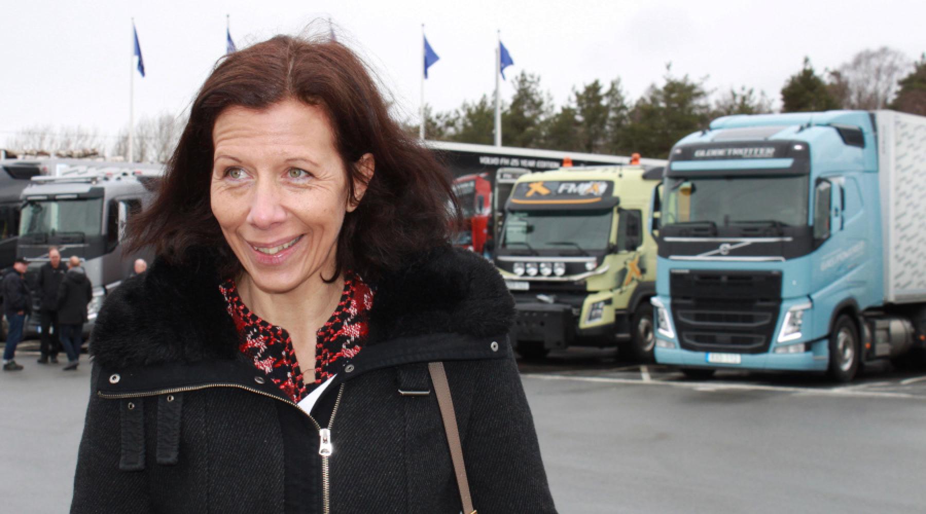 En deltagare och några lastbilar på Tysk-Svenska Handelskammarens studiebesök på Volvo Group Trucks i Göteborg