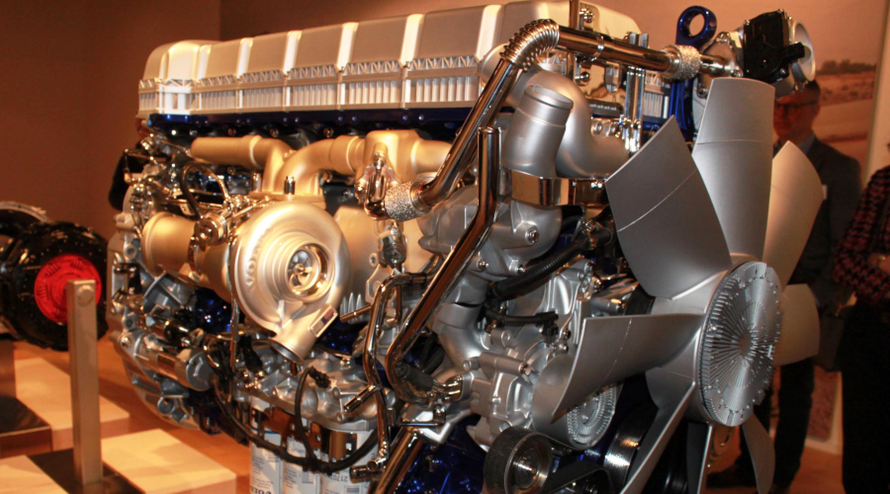 Ein Motor bei der Ausstellung von Volvo Group Trucks bei einem Studienbesuch der Deutsch-Schwedischen Handelskammer in Göteborg