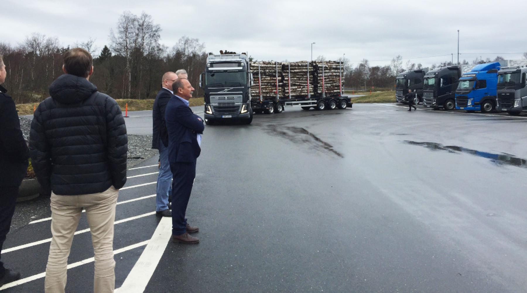 Ein Truck mit Holz und einige Besucher bei einem Studienbesuch der Deutsch-Schwedischen Handelskammer bei Volvo Group Trucks in Göteborg