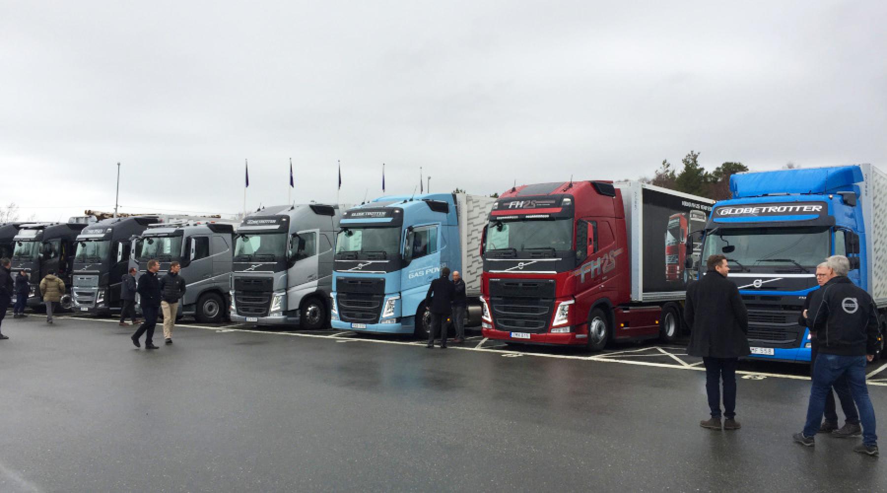 sju lastbilar i Volvos Experience center i Göteborg på ett studiebesök av Tysk-Svenska Handelskammaren i Göteborg