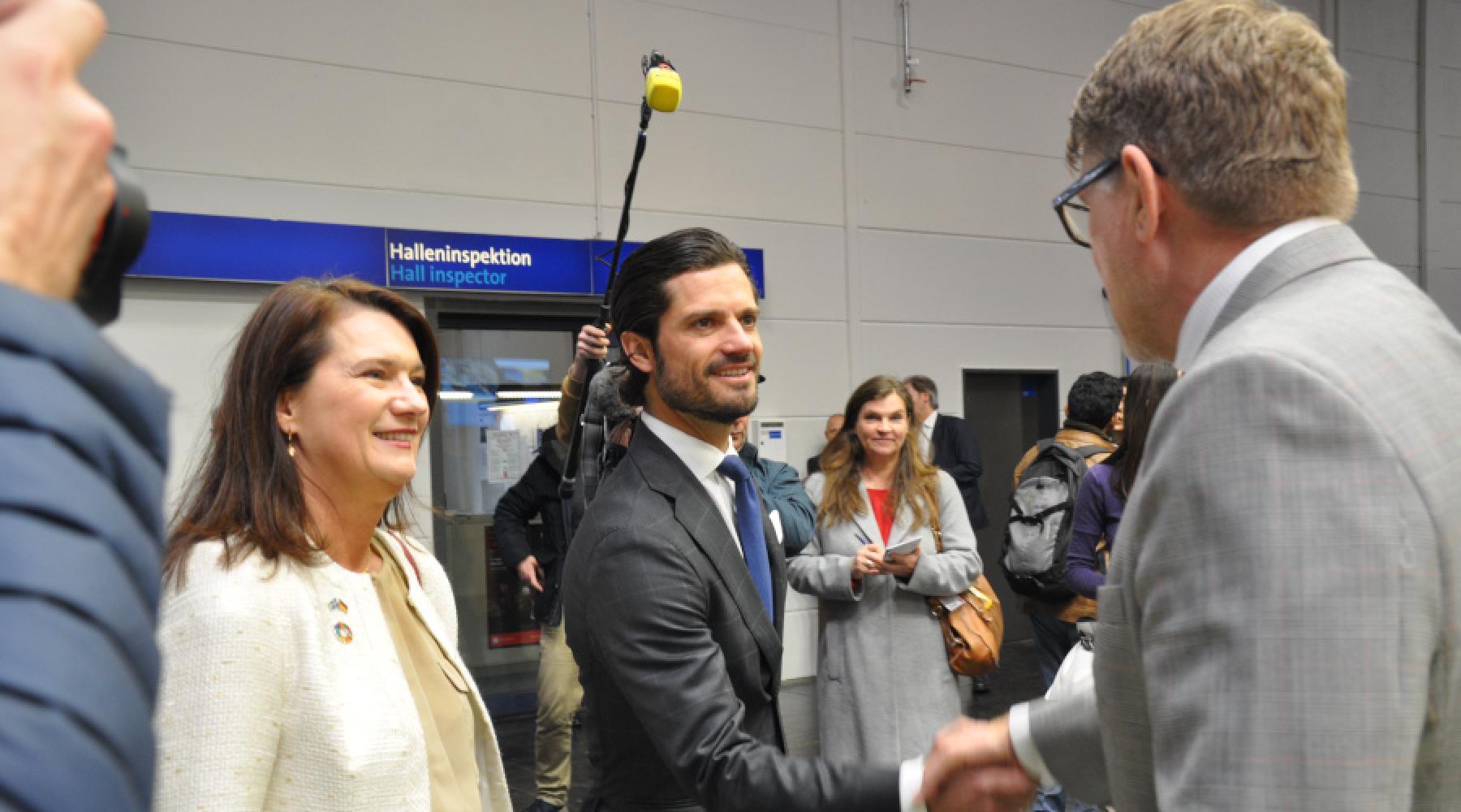 Prins Carl Philip och utrikeshandelsminister Ann Linde välkomnas i den svenska energipaviljongen på Hannover Messe 2019.