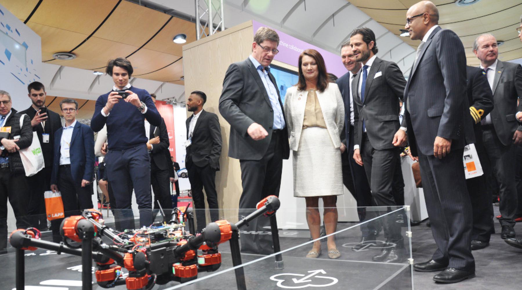 Prins Carl Philip och utrikeshandelsminister Ann Linde på besök i Ericssons monter på Hannover Messe 2019
