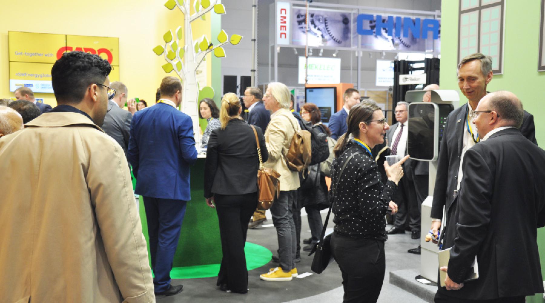 Mässbesökare i Swedish Energy Pavilion på Hannover Messe 2019.