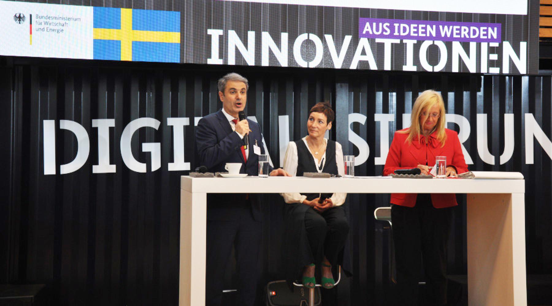 Sveriges näringsminister Ibrahim Baylan och Claudia Dörr-Voß, statssekreterare på tyska näringsdepartementet (BMWi), i BMWi:s monter på Hannover Messe 2019