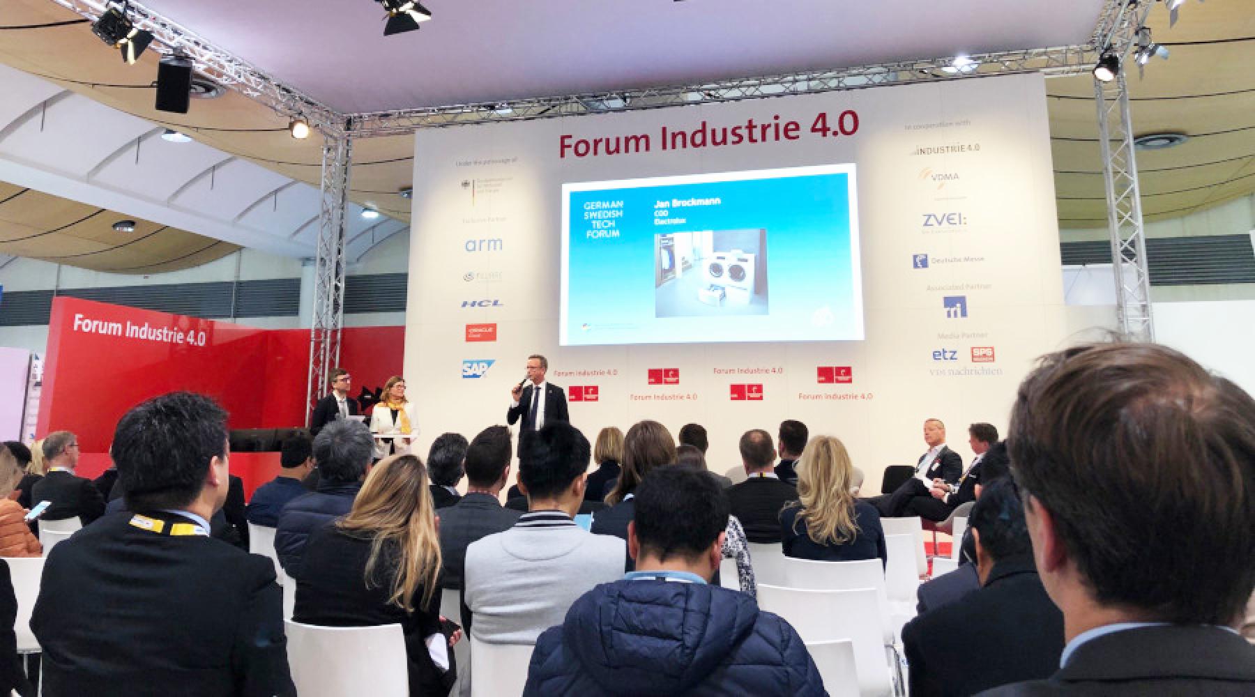 Frank Luthardt och Malin Johansson, Tysk-Svenska Handelskammaren, samt Jan Brockmann, Electrolux, på scenen på Forum Industrie 4.0 på Hannover Messe 2019.