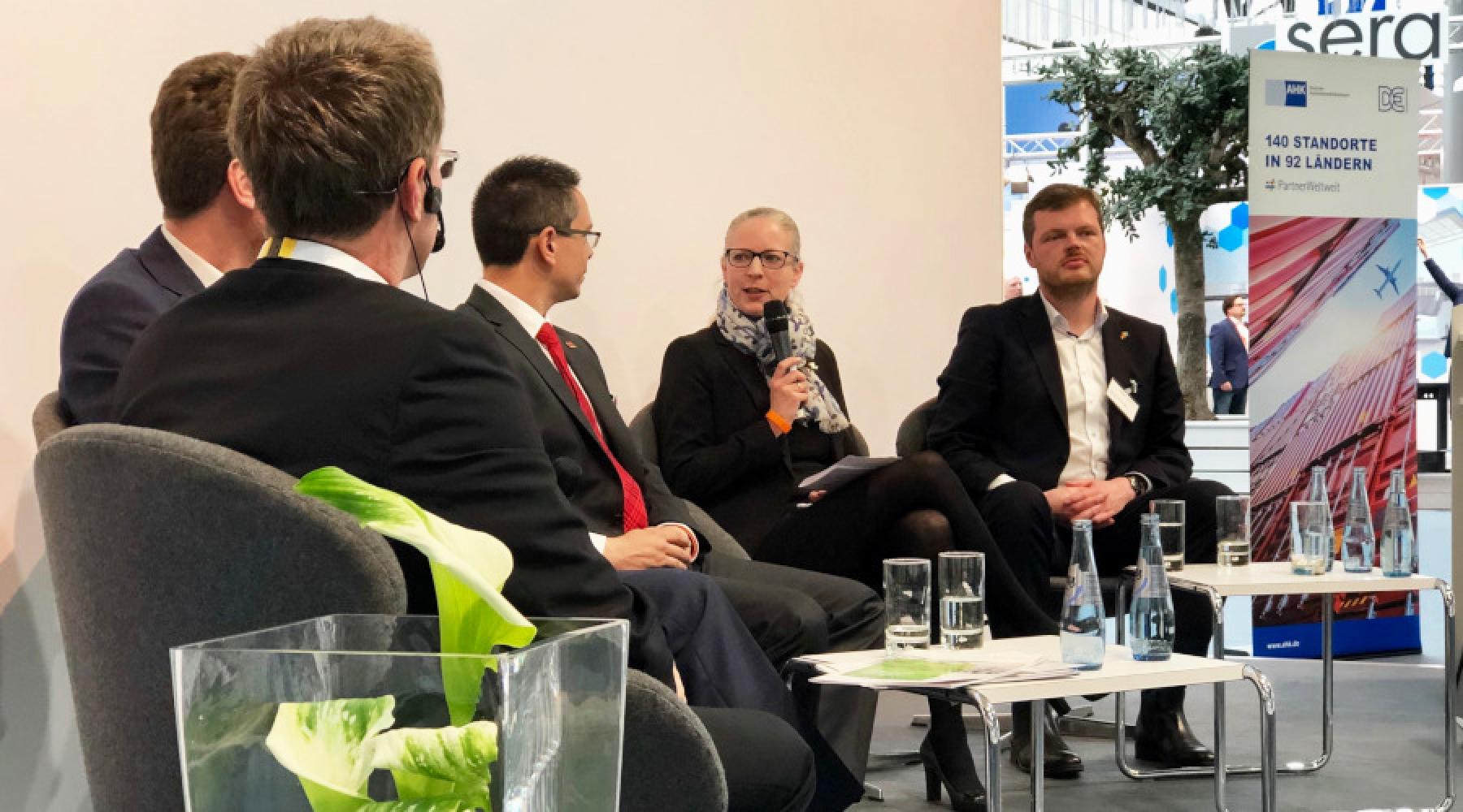 Ninni Löwgren Tischer under en paneldiskussion på Hannover Messe 2019